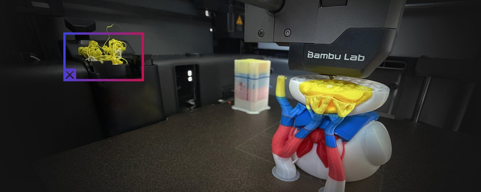 Detección de errores con inteligencia artificial en la Bambu Lab P2S, marcando un fallo de impresión en tiempo real